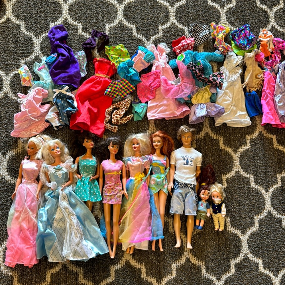 Barbie bundle 6 Barbies, 1 Ken and 2 minis with a variety of clothes